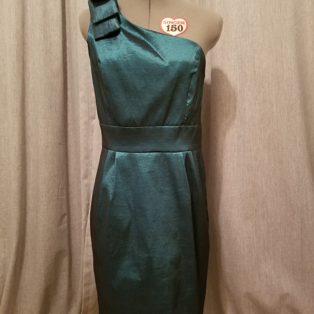 Shiny emerald green party dress